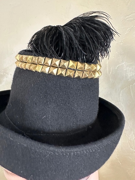 DAPPER 1940s\' BLACK FELT TILT HAT + GOLD STUDS & FEATHER main image 11